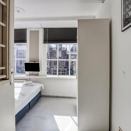 Authentic In * ألكمار